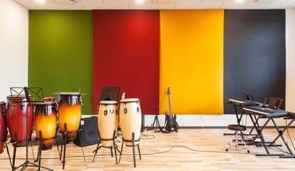 fraster, filt, felt cover, rumafskærmning, roomdivider, akustik, uld filt, inspiration, design, indretning, afskærmning, filtgardin, anne trolles skole